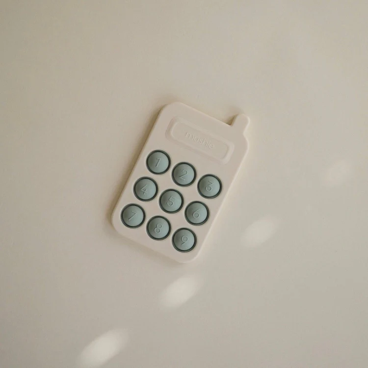 Mushie - Press-Toy - Cellphone ( kleur: Cambridge Blue)