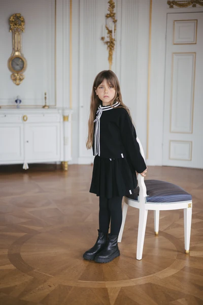 Levv - Zwart vest met witte bies en strikken | Black
