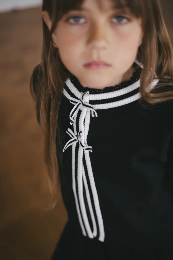 Levv - Zwart vest met witte bies en strikken | Black